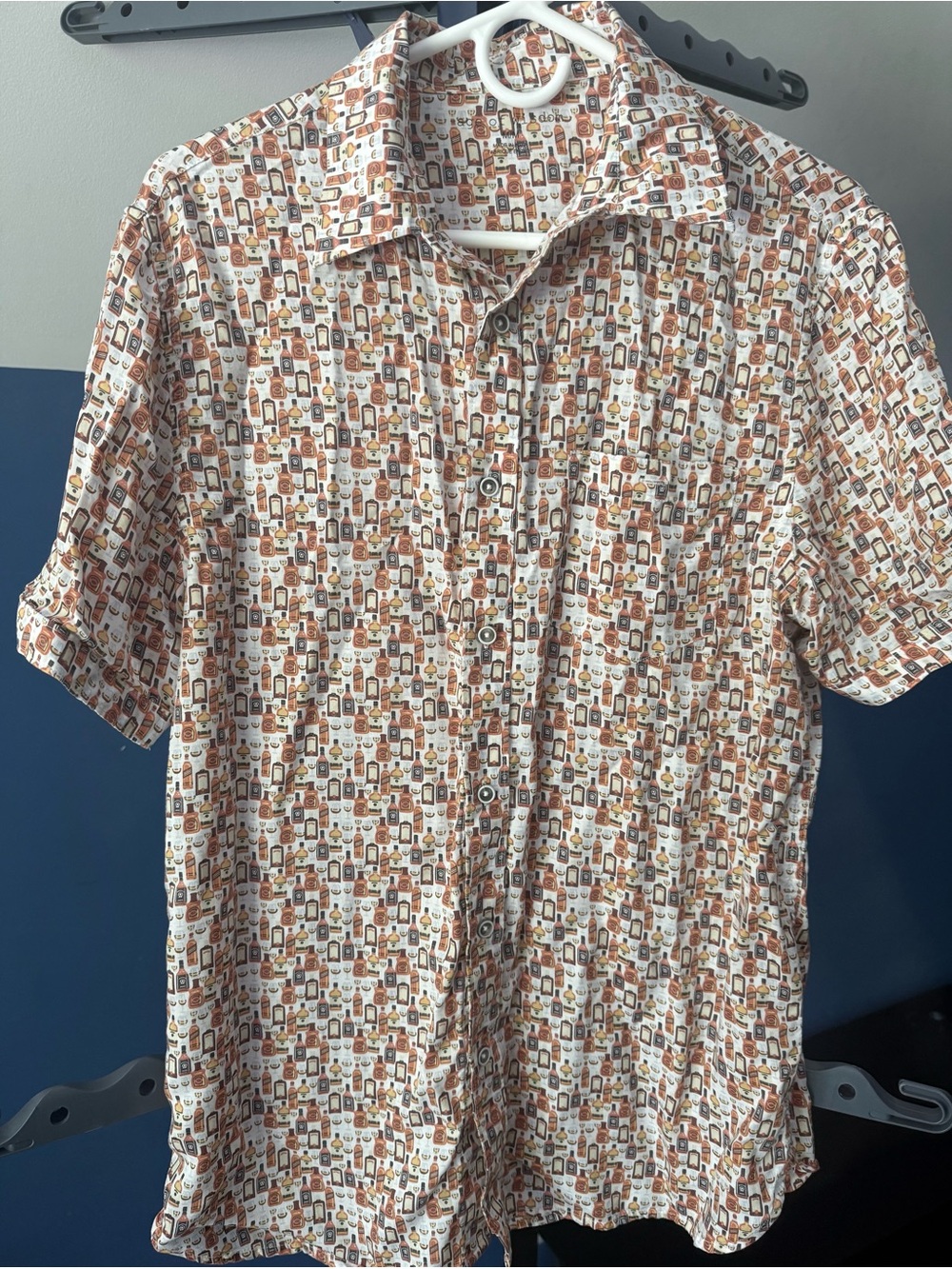 Casual Short-Sleeve Button-Down Shirt in Cream and Brown Print